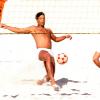 Ronaldinho et sa nouvelle compagne passent des vacances sur une plage de Rio de Janeiro