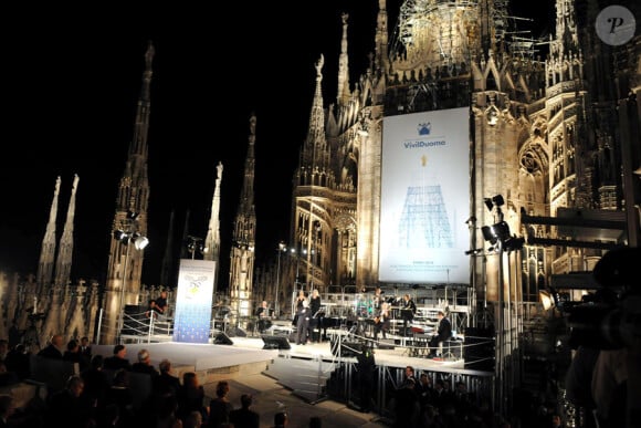 Le chanteur Charles Aznavour donne un concert à la Terrasse Del Duomo à Milan le 19 juillet 2010