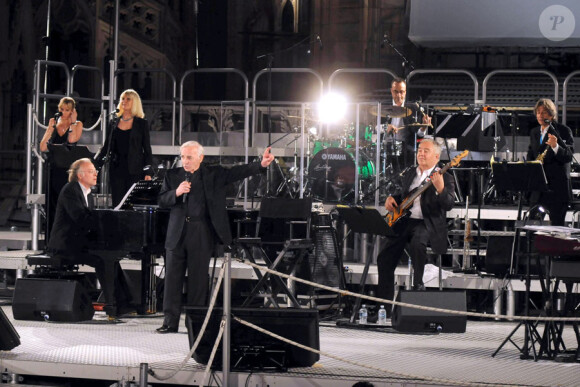 Le chanteur Charles Aznavour donne un concert à la Terrasse Del Duomo à Milan le 19 juillet 2010