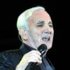 Le chanteur Charles Aznavour chante avec l'Italien Franco Battiato sur la Place San Marco à Venise en Italie le 17 juillet 2010