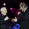Le chanteur Charles Aznavour chante avec l'Italien Franco Battiato sur la Place San Marco à Venise en Italie le 17 juillet 2010