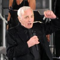 Charles Aznavour : Silvio Berlusconi n'hésite pas à le bousculer !