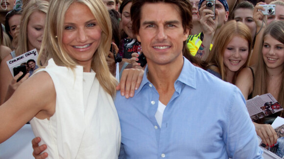 Cameron Diaz : Pendant que Tom Cruise copine avec la foule, elle expose ses jambes renversantes !