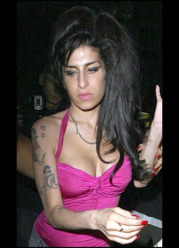 Amy Winehouse à la sortie du restaurant japonais Kyashi sur Covent Garden à Londres à 4h du matin le 21 juillet 2010
