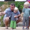 Liev Schreiber et ses enfants dans un parc à Brentwood, le 21 juillet 2010