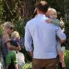 Naomi Watts et Liev Schreiber, avec leurs enfants devant leur résidence, le 21 juillet 2010