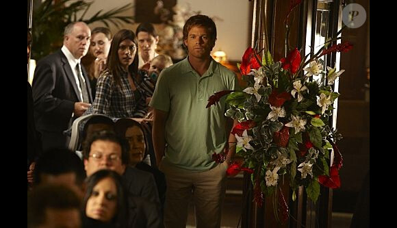 Dexter et Debra aux funérailles de Rita (saison 5)