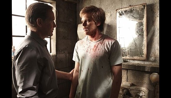 Dexter, perdu après avoir découvert sa femme, peut compter sur son père Harry (saison 5)
