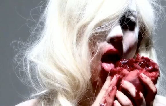 Dans une vidéo diffusée lors de ses concerts, Lady Gaga est aperçue   dévorant un coeur apparenté à un coeur humain, et pleurant des larmes de   sang.