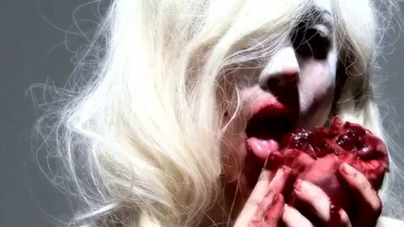 Lady Gaga : Regardez l'interlude choc de son Monster Ball Tour... Entre larmes de sang et cannibalisme !