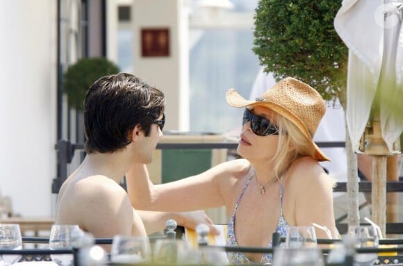 Amanda Lear et son nouvel amour, Nicolo, partagent un déjeuner en tête à tête, à Nice, il y a quelques semaines.
