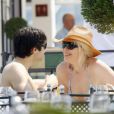Amanda Lear et son nouvel amour, Nicolo, partagent un déjeuner en tête à tête, à Nice, il y a quelques semaines.