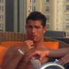 Le footballeur Cristiano Ronaldo se relaxe près de la piscine de son hôtel new-yorkais, il y a quelques jours, entouré de quelques amis. 