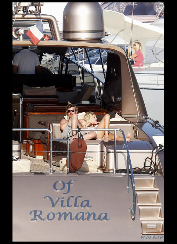 Michaël Youn et sa ravissante Isabelle se détendent sur un yacht à Saint-Tropez le 26 juillet 2010