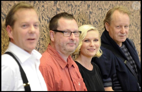 Kiefer Sutherland, Lars Von Trier, Kirsten Dunst et Stellan Skarsgard à l'occasion de la conférence de presse de pré-tournage de Melancholia, au Trollhattan de Stockholm, en Suède, le 26 juillet 2010.