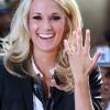 Carrie Underwood, 27 ans, se produisait pour le Today Show, à New York, le 30 juillet 2010. Elle en a profité pour bien montrer à tout le monde son alliance de jeune mariée !