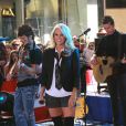 Carrie Underwood, 27 ans, se produisait pour le Today Show, à New York, le 30 juillet 2010. Elle en a profité pour bien montrer à tout le monde son alliance de jeune mariée !