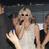 Une fois qu'on lui confie le micro, Paris Hilton ne peut plus s'en séparer : elle s'est déhanchée jusqu'au bout de la nuit sur la scène du VIP Room de St-Tropez, samedi 24 juillet. 