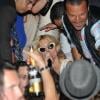 Une fois qu'on lui confie le micro, Paris Hilton ne peut plus s'en séparer : elle s'est déhanchée jusqu'au bout de la nuit sur la scène du VIP Room de St-Tropez, samedi 24 juillet. 