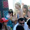 Paris Hilton et sa soeur, Nicky Hilton, se sont attiré les foudres des passants en s'offrant une douche de champagne... en pleine période de crise, sur la plage des Palmiers à St-Tropez. 