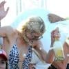Paris Hilton et sa soeur, Nicky Hilton, se sont attiré les foudres des passants en s'offrant une douche de champagne... en pleine période de crise, sur la plage des Palmiers à St-Tropez. 