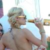 Quand Paris Hilton ouvre une bouteille de champagne, elle ne peut s'empêcher d'en envoyer partout ! Quelle maladresse ! 