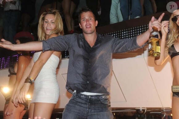 Paris Hilton s'est rendue au VIP Room aux côtés de son boyfriend Cy Waits, samedi 24 juillet. Il semble s'amuser comme un petit fou... mais sans elle ! 
