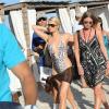 Paris Hilton, accompagnée de sa soeur, Nicky Hilton, arrivent au Nikki Beach le samedi 24 juillet à Saint-Tropez.