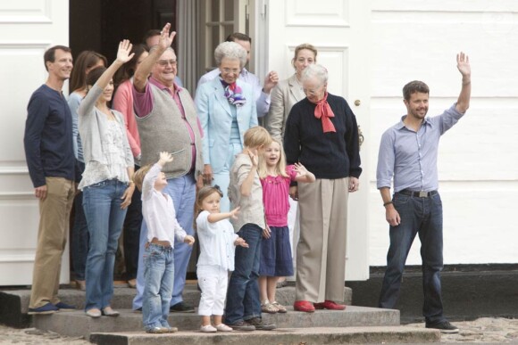 Les royaux de Danemark sont réunis en vacances au château de Grasten. Mary et Frederik, avec Isabella et Christian, Marie et Joachim, avec Henrik, la reine Margrethe et le prince consort Henrik... (photo : le 30 juillet 2010)