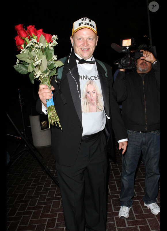 L'un des plus grands fans de Lindsay Lohan l'attend à sa libération de prison qui semble imminente avec un bouquet de roses le 1er août 2010 