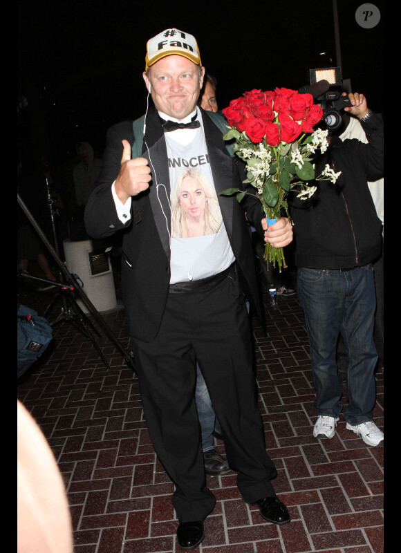 L'un des plus grands fans de Lindsay Lohan l'attend à sa libération de prison qui semble imminente avec un bouquet de roses le 1er août 2010 