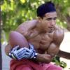 Mario Lopez dispute un match de football américain avec ses amis. Juillet 2010