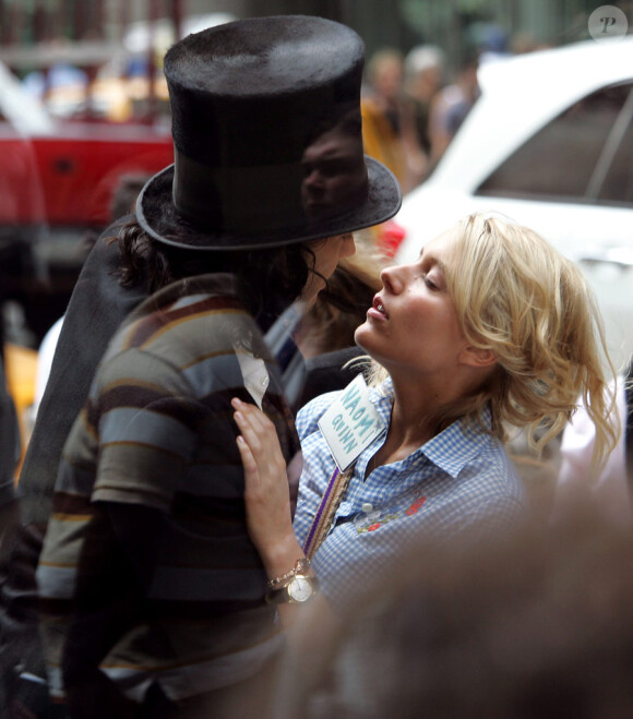 Russell Brand embrasse sa partenaire Greta Gerwig sur le tournage du film Arthur à New York le 3 août 2010