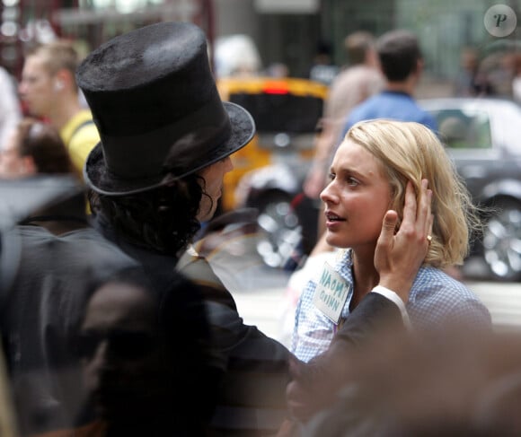Russell Brand embrasse sa partenaire Greta Gerwig sur le tournage du film Arthur à New York le 3 août 2010