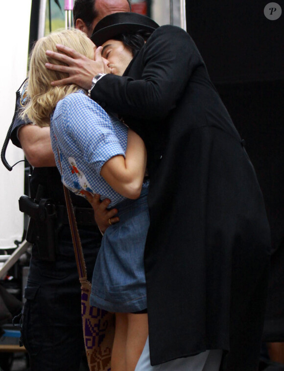 Russell Brand embrasse sa partenaire Greta Gerwig sur le tournage du film Arthur à New York le 3 août 2010