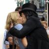 Russell Brand embrasse sa partenaire Greta Gerwig sur le tournage du film Arthur à New York le 3 août 2010