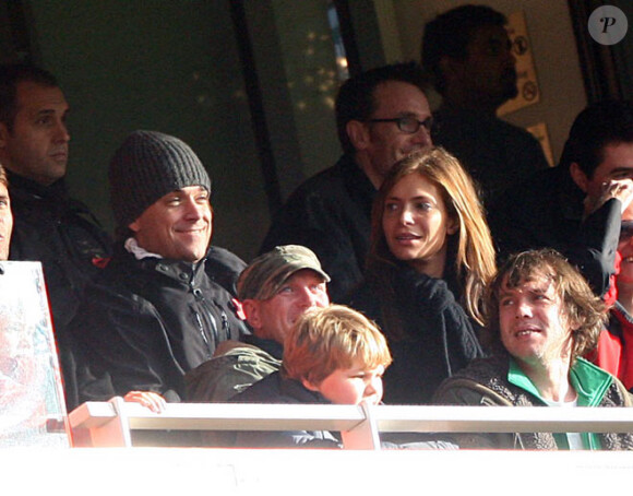 Robbie Williams et sa compagne Ayda Fields assistent à un match de football à Londres en novembre 2008