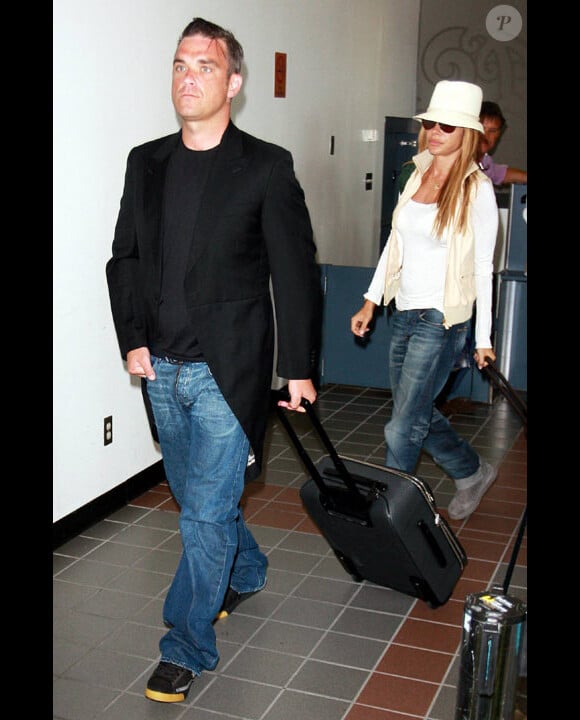Robbie Williams et sa compagne Ayda Fields arrivent à l'aéroport de Los Angeles en mai 2010