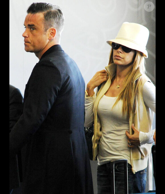
Robbie Williams et sa compagne Ayda Fields arrivent à l'aéroport de Los Angeles en mai 2010