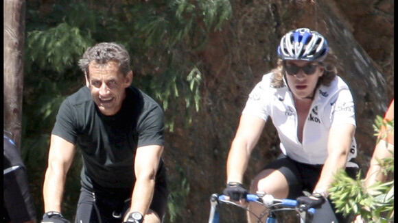 Quand Nicolas Sarkozy fait du sport avec son fils, Jacques Chirac joue les stars... coquines !