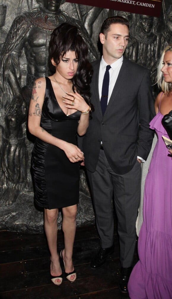 Amy Winehouse et son nouveau petit ami, Reg, assistent à l'inauguration d'un restaurant africain à Londres, mercredi 4 août.