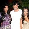 Kim et Kourtney Kardashian, et leur mère Kris au Beverly Hilton Hotel, à Los Angeles, le 6 août 2010.