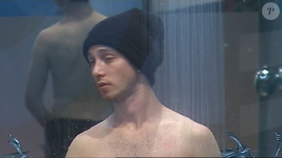 Alexandre se douche avec un bonnet sur la tête dans Secret Story 4