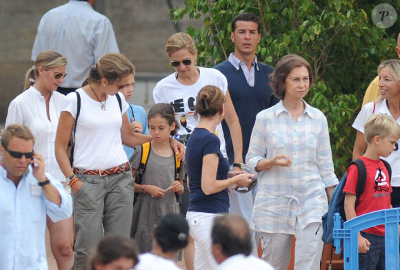 La reine Sofia assiste aux exploits nautiques de ses petits-enfants en compagnie de ses filles Elena et Cristina d'Espagne le 9 août 2010