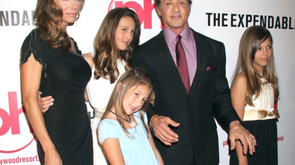 Sylvester Stallone avec sa famille, des gros bras et des bimbos... dans la cité du vice !