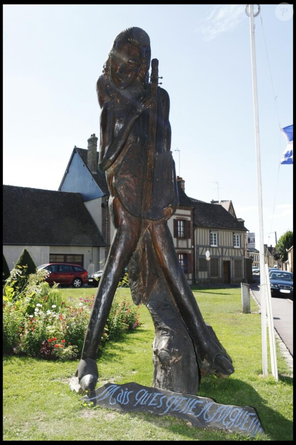 La statue de Johnny Hallyday à Verneuil sur Avre, et son créateur