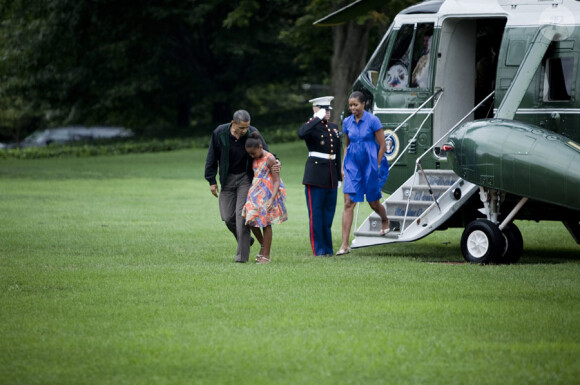 Barack et Michelle Obama arrivent avec leur fille cadette Sasha à Washington le 15 août après un séjour d'une journée à Panama City