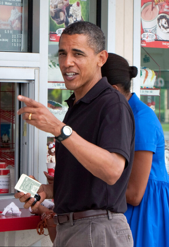 Barack Obama, sa femme Michelle et sa fille Sasha mangent des glaces au bord de la plage de Panama City le 15 août 2010