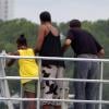 Barack Obama, sa femme Michelle et sa fille Sasha font une balade en bateau le 15 août 2010 à Saint Andrews Bay