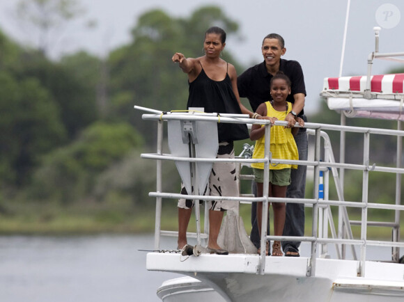 Barack Obama, sa femme Michelle et sa fille Sasha font une balade en bateau le 15 août 2010 à Saint Andrews Bay